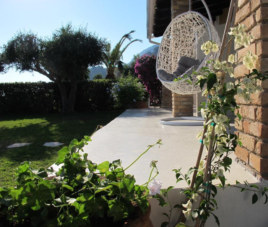 Seafront Calista Beach House With Garden 格利法达 外观 照片