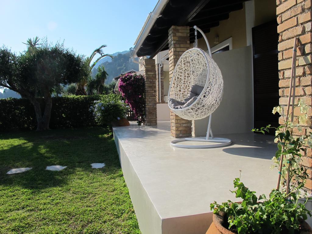Seafront Calista Beach House With Garden 格利法达 外观 照片