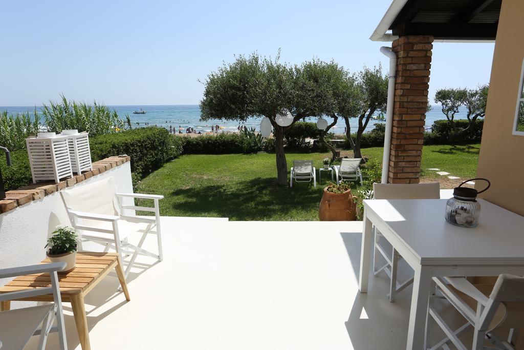 Seafront Calista Beach House With Garden 格利法达 外观 照片
