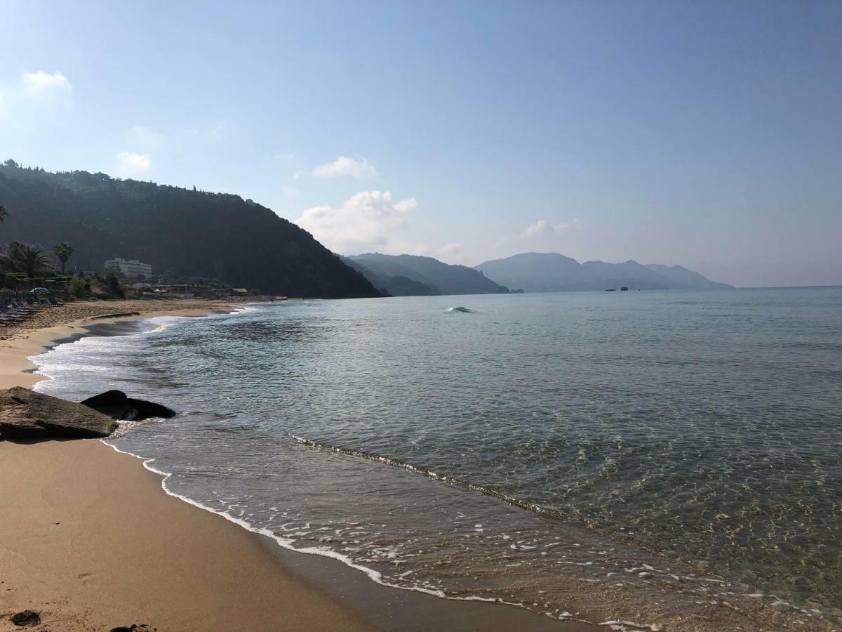 Seafront Calista Beach House With Garden 格利法达 外观 照片