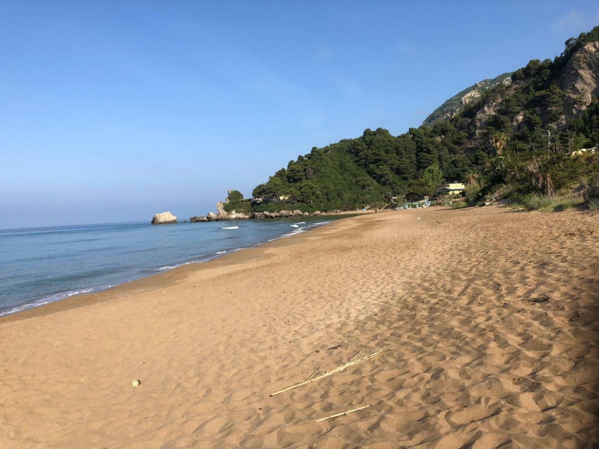 Seafront Calista Beach House With Garden 格利法达 外观 照片